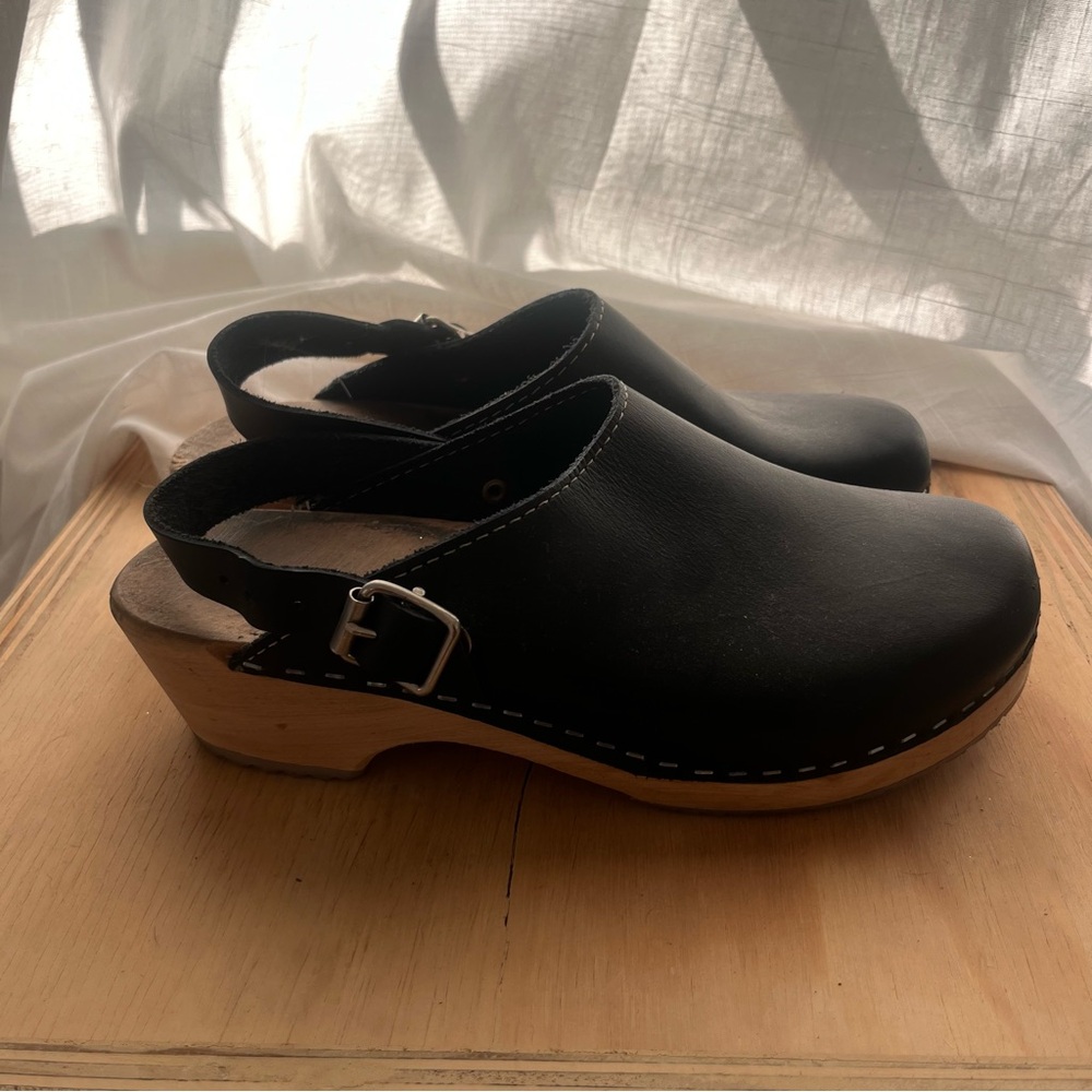 VINTAGE BLACK CLOGS